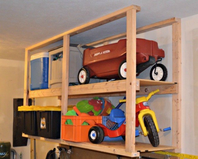 12 idias engenhosas de armazenamento de garagem de pessoas muito organizadas, Armazenamento de garagem DIY prateleiras montadas no teto