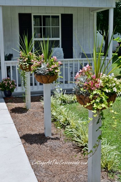 11 ideas rpidas y sencillas para embellecer la casa que causan un gran impacto, Coloca cestas con flores en los postes
