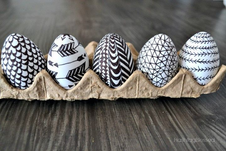 25 ideas rpidas para hacer huevos de pascua que son demasiado bonitos, Garabatear un par de huevos con Sharpies