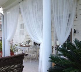 11 consejos y trucos para hacer que tu cubierta de bricolaje se vea increble, Haz cortinas de malla para mantener los insectos fuera