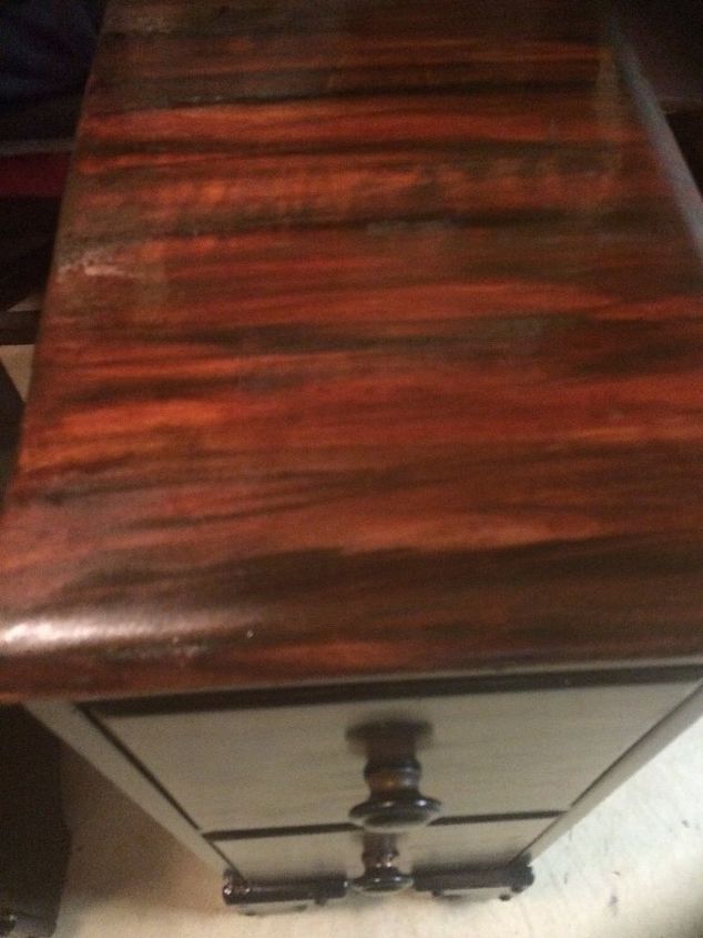 de uma escrivaninha antiga a uma magnfica mesa de cabeceira