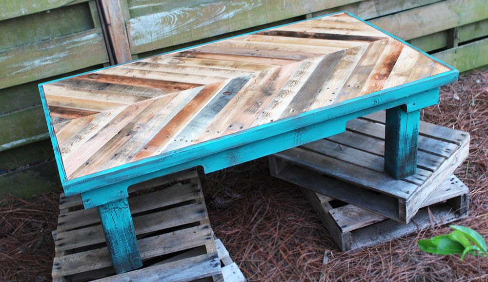 15 Pallet Coffee Tables That Look Way Too Good To Be DIY | Hometalk