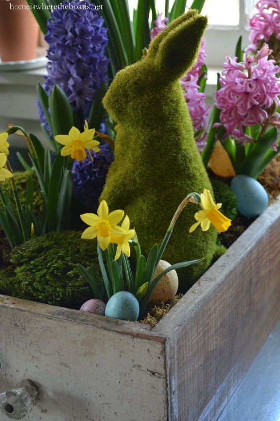 mesa e jardinagem de primavera em uma gaveta