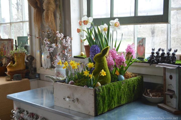 mesa e jardinagem de primavera em uma gaveta