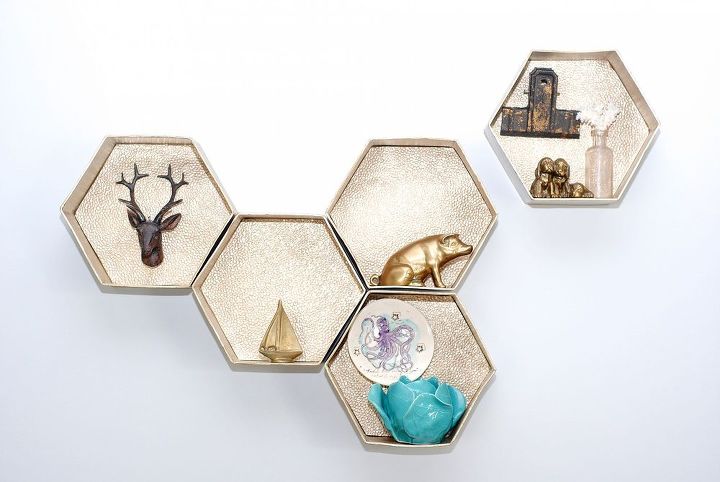19 ingeniosas ideas de estanteras que en realidad no son estantes, Pinta cajas hexagonales para una exposici n en forma de panal