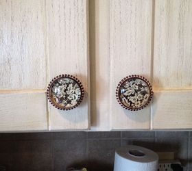 kitchen cabinet facelift, kitchen cabinets, kitchen design, painting, A close up of one set of knobs