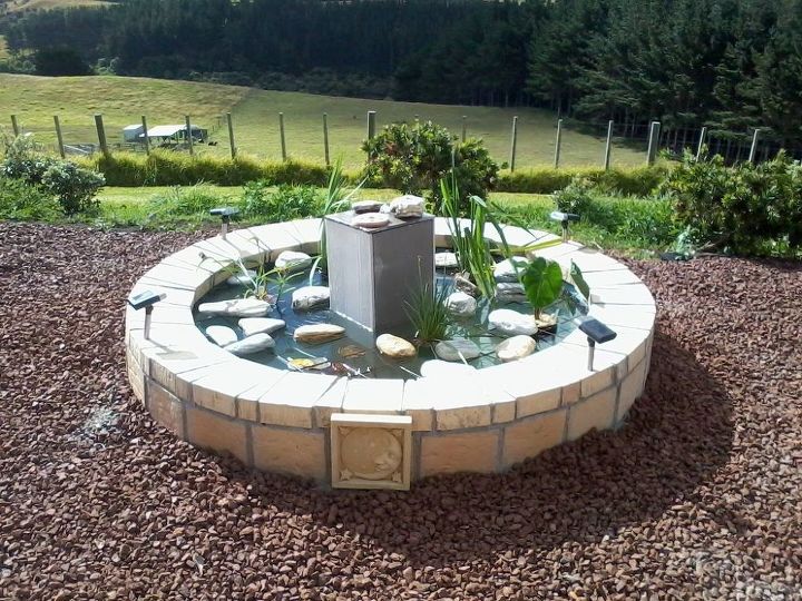 10 mini recursos de gua para adicionar zen ao seu jardim, Convertendo um antigo spa em um lago de peixes fonte