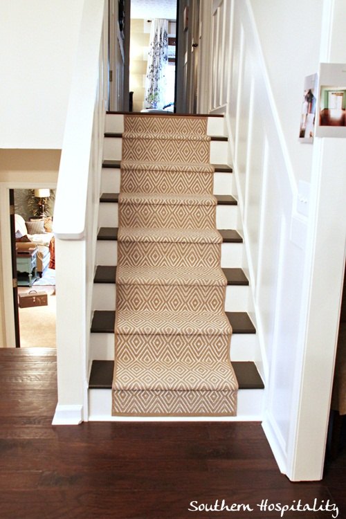 15 maneiras ousadas de reformar sua escada antiga sem remodelar, Pinte as escadas e adicione corredores