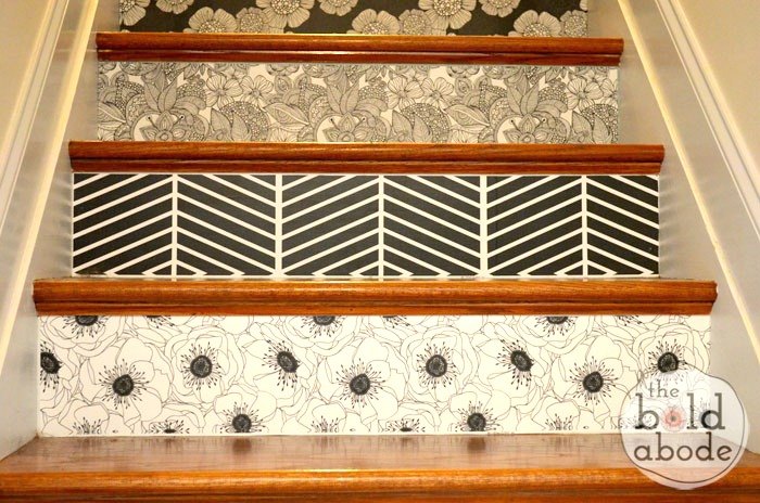 15 formas atrevidas de reformar su escalera anticuada sin remodelar, Cubre las contrahuellas con tiras de papel pintado