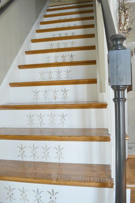 15 bold ways to redo your outdated staircase without remodeling, Add a bit of glamour with metallic paint