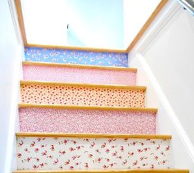15 formas atrevidas de reformar su escalera anticuada sin remodelar, Pega tiras de tela divertidas sobre las contrahuellas