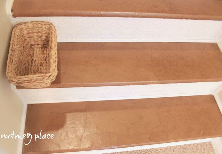 15 formas atrevidas de reformar su escalera anticuada sin remodelar, Convierte las escaleras en suelos de bolsas de papel