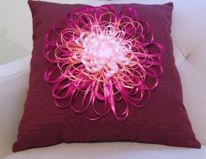 almohada de servilletas adornadas con flores de cinta