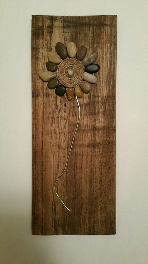 flores de interior en madera de palet hecha de piedras y tal