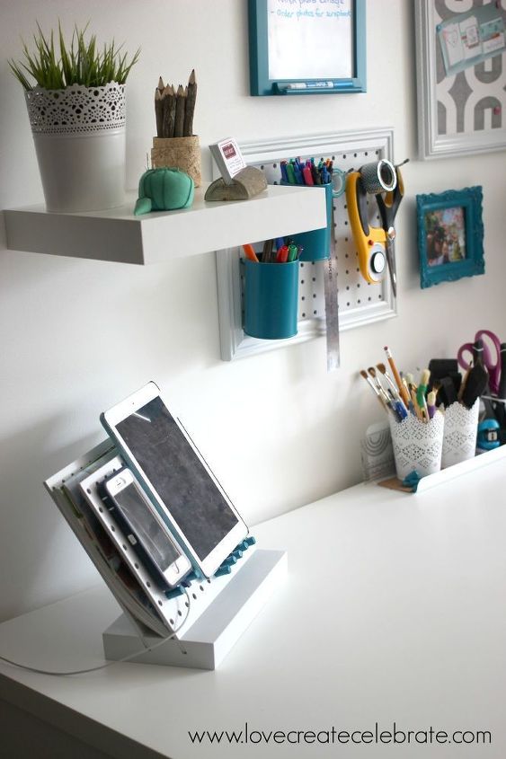15 maneras de organizar cada rincn desordenado con tableros de clavijas, O esconde los cables desordenados bajo el escritorio de tu oficina