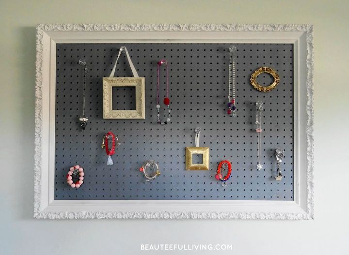 15 maneras de organizar cada rincn desordenado con tableros de clavijas, Enmarca una tabla en la pared para guardar las joyas