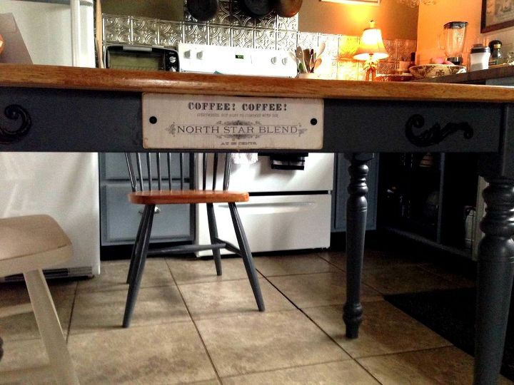 13 maneiras lindas de trazer sua mesa de cozinha gasta de volta vida, Repintura Cabine de Mesa e Cadeiras de Cozinha