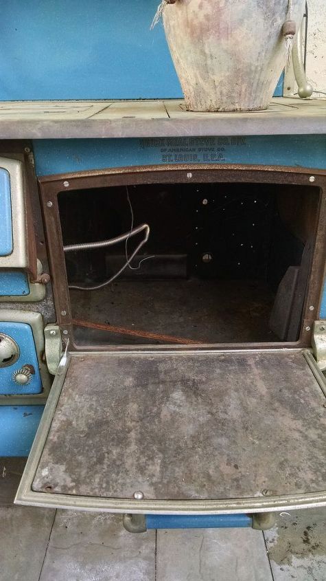 fijacin del contrapeso en una estufa de lea antigua, estufa con la puerta abierta