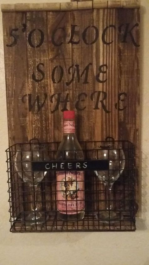 mini bar de vinhos na parede