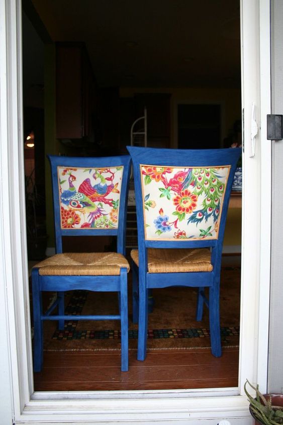 una hermosa reunin las sillas rotas y la mesa mal combinada, Detalle de la parte delantera y trasera de las sillas