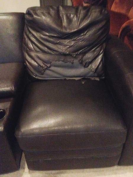 cadeira estofada em couro