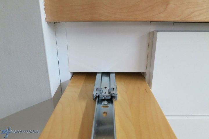 almacenamiento oculto en la cocina convierte un panel de relleno en un armario