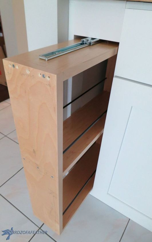 almacenamiento oculto en la cocina convierte un panel de relleno en un armario, Las barras de fibra de vidrio fueron recicladas como rieles