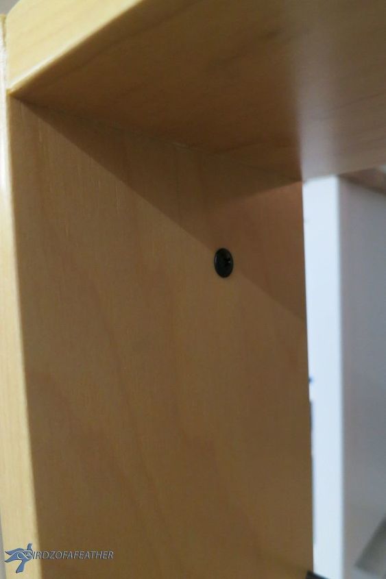 almacenamiento oculto en la cocina convierte un panel de relleno en un armario, La cara del extractor se atornilla por detr s