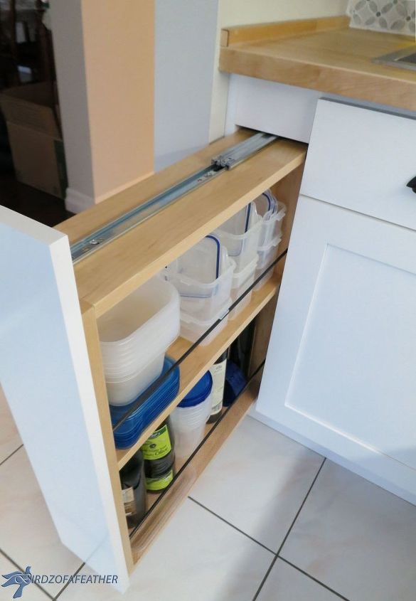 almacenamiento oculto en la cocina convierte un panel de relleno en un armario, Todo preparado y listo para usar