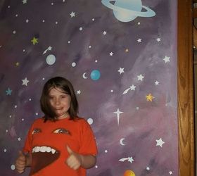 Pared pintada de galaxias para la habitación de los niños