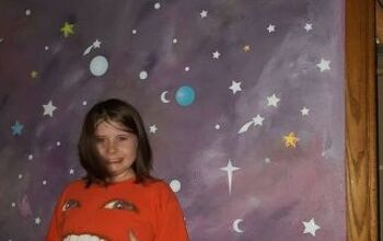 Pared pintada de galaxias para la habitación de los niños