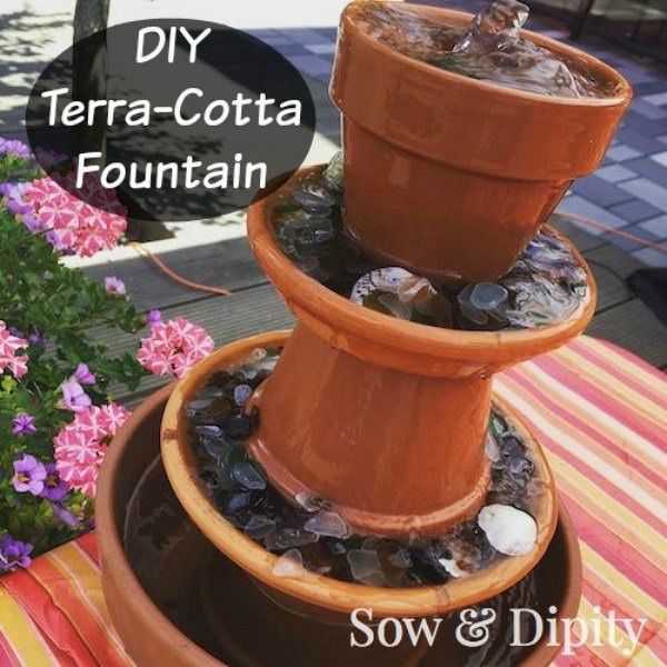 13 increbles maneras de reutilizar un platillo de terracota, Convierte los platillos y las macetas en una fuente burbujeante