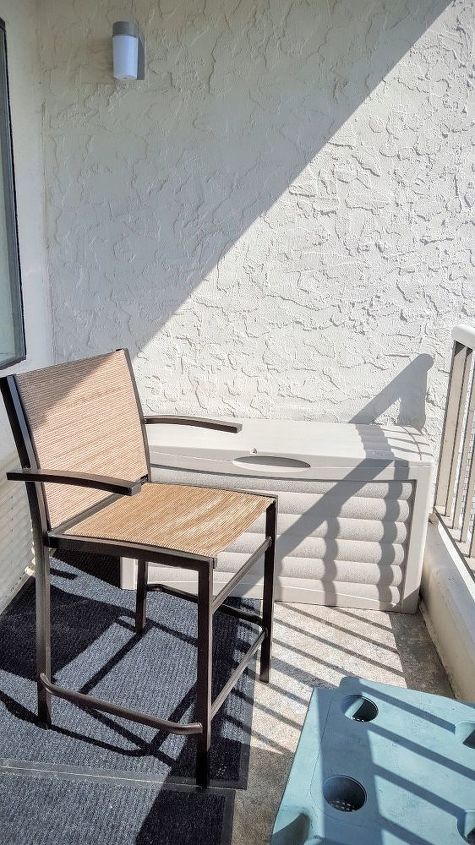 cmo puedo convertir un taburete de metal en una mesa para el patio, Una silla de altura de bar