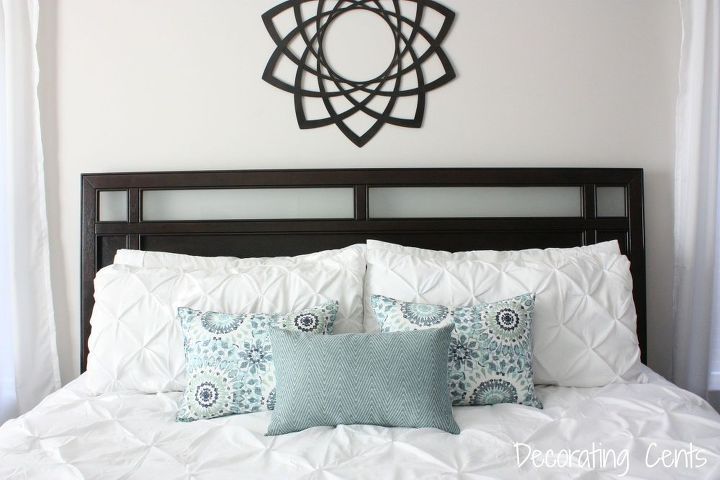 12 maneras de fingir un dormitorio tipo a incluso si eres tipo b, Coloca una manta y cojines sobre el desorden de la cama
