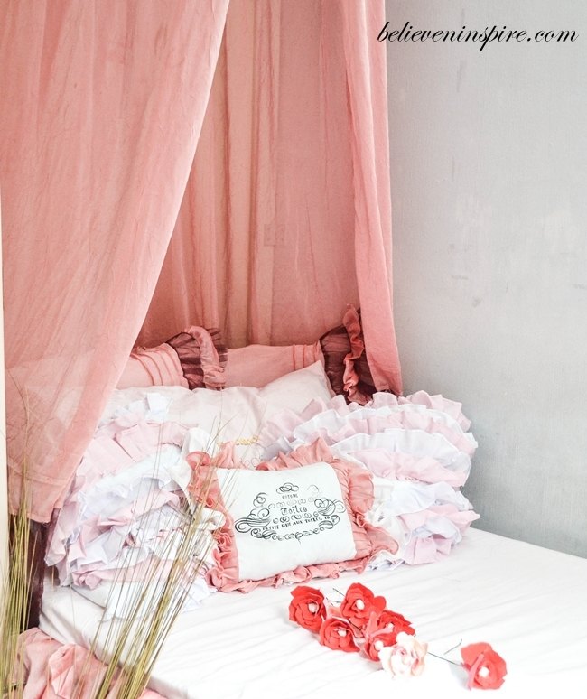 12 maneras de fingir un dormitorio tipo a incluso si eres tipo b, Si tiene un dosel en la cama cierre las cortinas