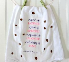 15 heartwarming homemade gifts your mom will absolutely adore, Have your kids help with cute DIY dish towels
