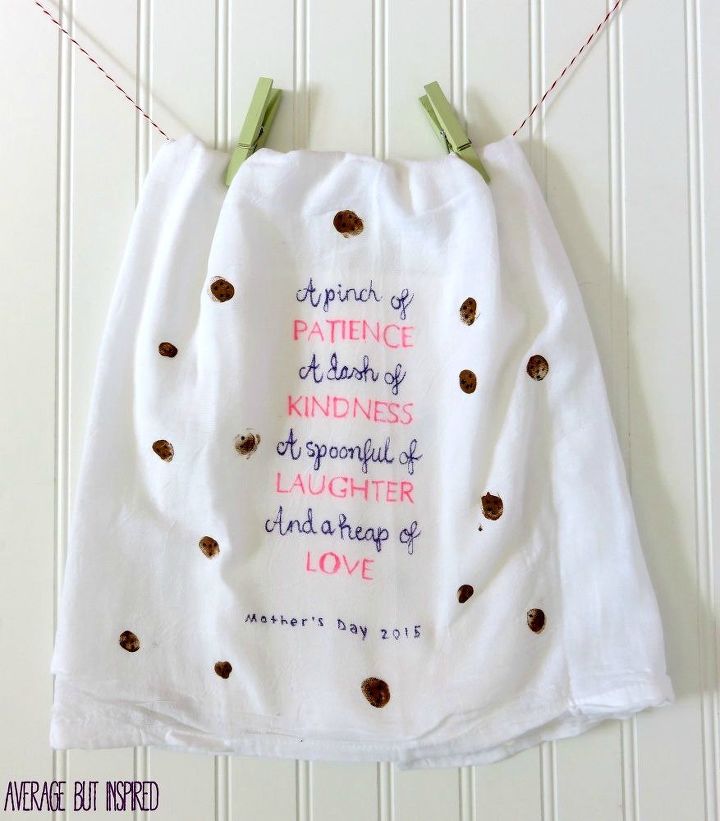 15 heartwarming homemade gifts your mom will absolutely adore, Have your kids help with cute DIY dish towels