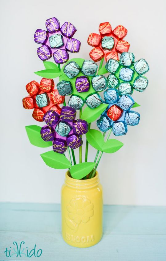 15 conmovedores regalos caseros que tu madre adorar, Organiza un ramo de flores comestibles con chocolate