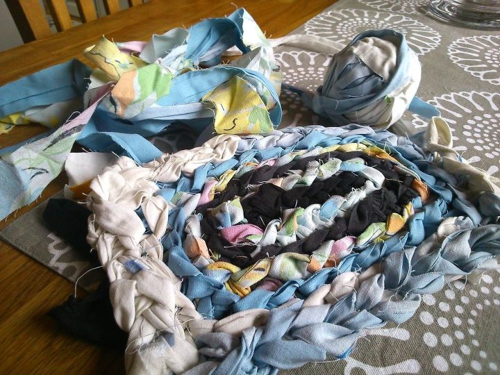 finger crochet toilet rug, bathroom ideas, crafts, repurposing upcycling, reupholster