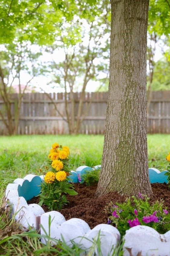 15 actualizaciones presupuestarias para convertir tu patio en una escapada relajante, Coloca bordes de jard n coloridos alrededor de tus rboles