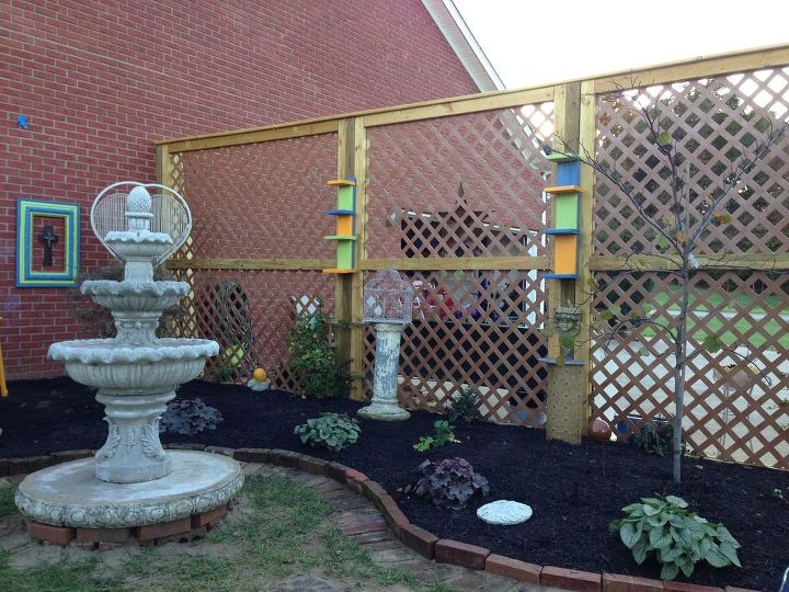 15 actualizaciones presupuestarias para convertir tu patio en una escapada relajante, Crea una zona privada con una celos a