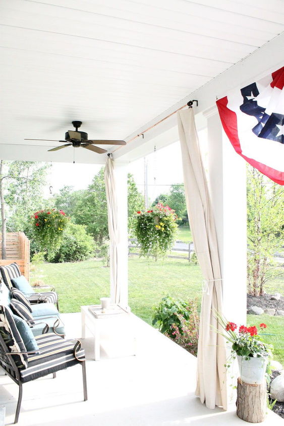 15 actualizaciones presupuestarias para convertir tu patio en una escapada relajante, Cuelga cortinas de tela en el porche por 10 d lares
