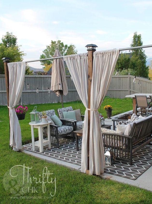 15 actualizaciones presupuestarias para convertir tu patio en una escapada relajante, Cierra una esquina con postes y cortinas