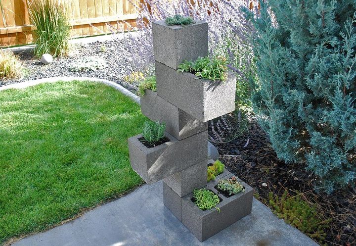 10 maneiras legais de usar blocos de concreto em seu jardim, Plantador vertical feito de blocos de concreto