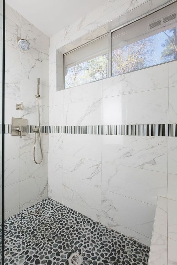 a banheira sem porta renovada, faixa de mosaico de vidro decorativo