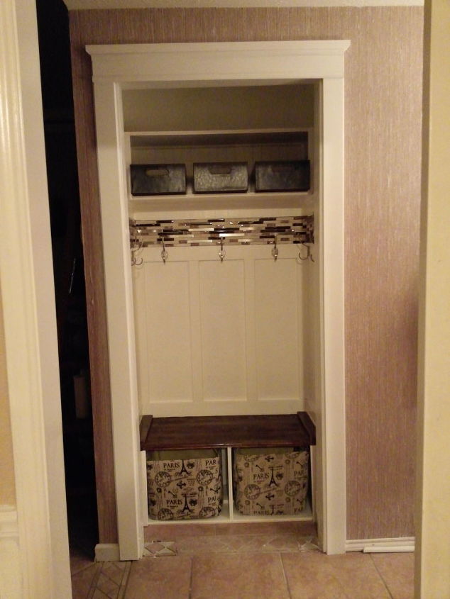 armario de abrigos sin usar transformado en un acogedor mini cuarto de limpieza