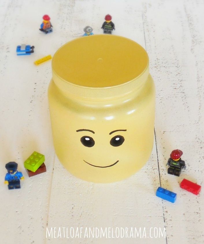 los 15 usos ms brillantes que la gente ha inventado para los envases de plstico, Organizador de cabezas de Lego DIY