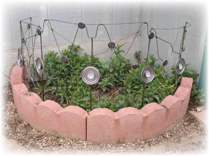 tutorial diy de vallas de jardin con perchas de alambre recicladas