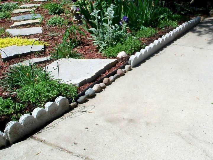 13 unique garden borders your neighbors will stop to admire, Fill in edging with different colored rocks