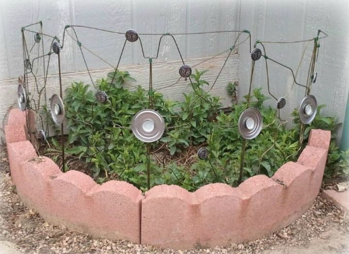13 bordas de jardim nicas que seus vizinhos vo parar para admirar, Tutorial de cerca de jardim DIY com cabides de arame reciclado